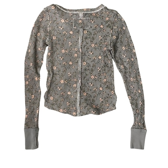 We The Free NWT Gray Waffle Knit Long Sleeve Top Thermal Floral Thumb Holes XS - Picture 4 of 9